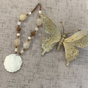 💝🔥Bundle 2 for $ 10 Necklace Beige & Brown Beads with Carved Rose 🌹 Design